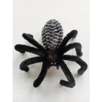 Паук чёрно-серый на присоске